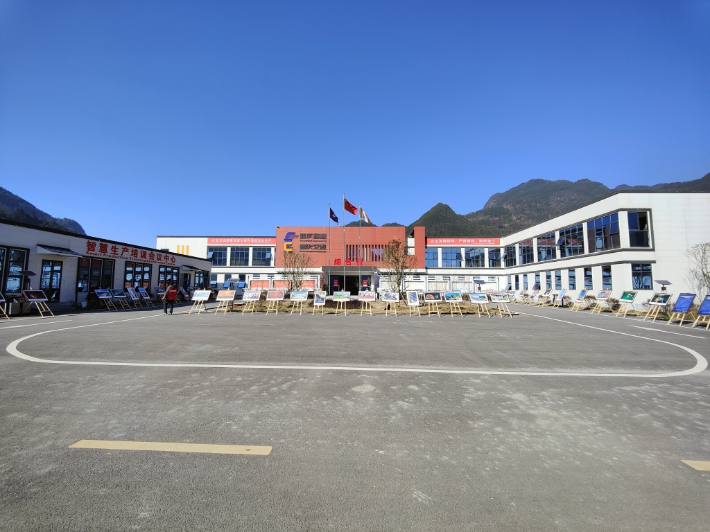 2022年11月14日，重庆尊龙人生就是博首页公路建设史上摄影展首次走进建设工地——巫云开公司组织“贯彻落实党的二十大精神 起劲开创巫云开建设新时势——巫云开尊龙人生就是博首页摄影巡展”。！！！ (1)