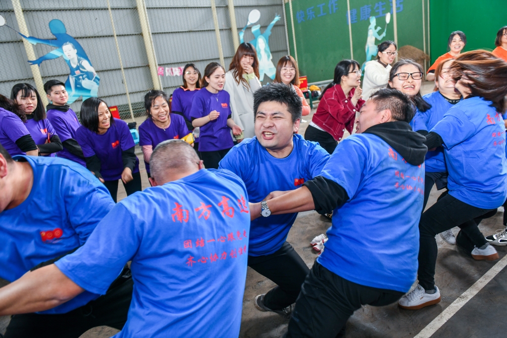 南方公司“团结一心跟党走、、同心协力创佳绩”职工运动会拔河角逐现场